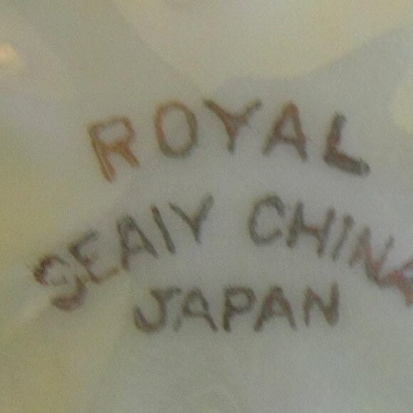 Royal Sealy 3 Toed Demitasse Tea Cup and Saucer, Soft Yellow, Heavy Gold. A1111 - Picture 5 of 6